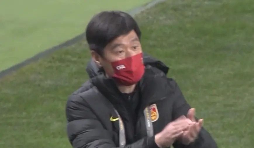 男女在床上运动